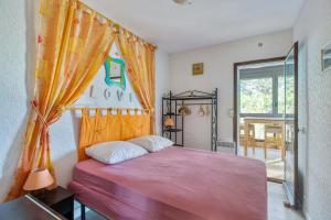 Ένα ή περισσότερα κρεβάτια σε δωμάτιο στο Appartement charmant à Saint-Jacut-de-la-Mer avec balcon