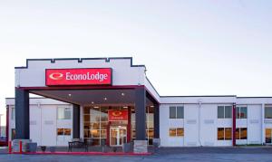 アードモアにあるEcono Lodgeのモビロコガソリンスタンドの正面の景色