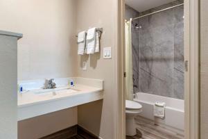 Koupelna v ubytování Rodeway Inn + 22 fotografií