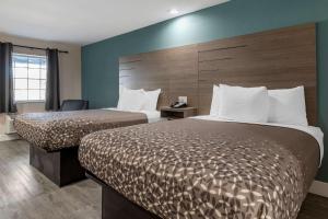 Postel nebo postele na pokoji v ubytování Rodeway Inn