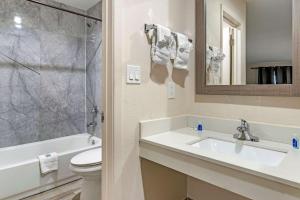 Koupelna v ubytování Rodeway Inn