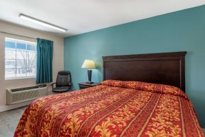 Postel nebo postele na pokoji v ubytování Rodeway Inn