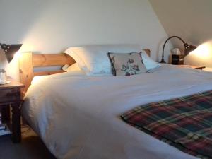 ein Schlafzimmer mit einem großen weißen Bett mit zwei Lampen in der Unterkunft Field Farm Cottage B&B in Reading