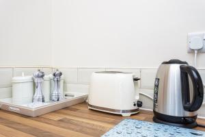 a coffee maker and a toaster on a kitchen counter at Blackberry - Stylish Self-Contained Flats in Soton City Centre in Southampton