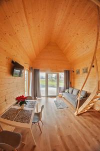 a living room with a couch and a table at Widok na Śnieżkę - domki całoroczne in Łomnica