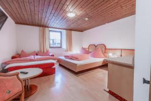 Łóżko lub łóżka w pokoju w obiekcie Gasthof Aigner ***