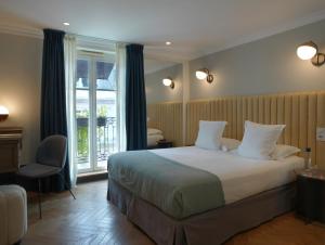 a hotel room with a bed and a window at Hotel Bachaumont in Paris