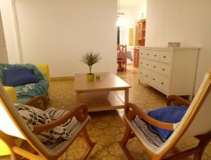 a living room with a table and two chairs at Houpla Porto Cristo in Porto Cristo