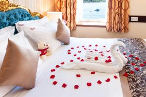 Giường trong phòng chung tại Muthu Alexandra Hotel