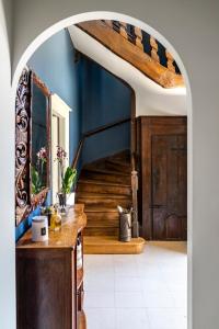 łuk w pokoju z drewnianymi schodami w obiekcie Le Prieuré Saint-Malo de Dinan w mieście Dinan
