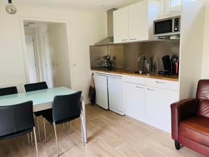 a kitchen with a table and chairs in a room at Huisje nummer 3 - No Companies in Goedereede