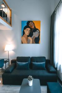 una sala de estar con sofá y una pintura en la pared en Brother House Kaunas en Kaunas