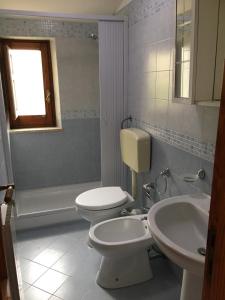 Bagno di LEO APPARTAMENTI con vista panoramica
