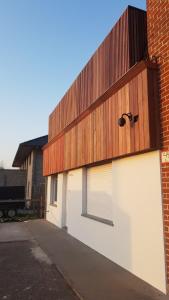 a building with a fence on the side of it at Holiday Home Workers in Wervik