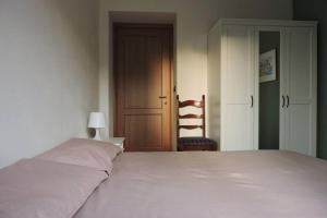 A bed or beds in a room at Cascina in Alto Piemonte / Piedmont countryhouse