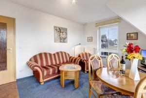 ein Wohnzimmer mit einem Sofa und einem Tisch in der Unterkunft Haus Ostseeglück - Ferienwohnung Morgensonne mit Gemeinschaftssauna in Loddin