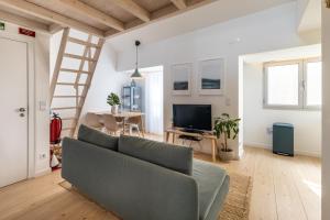 TV a/nebo společenská místnost v ubytování CAROL BEACH HOUSE