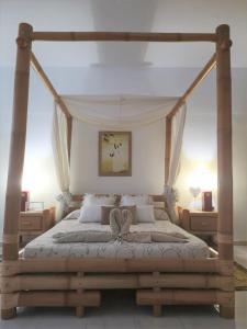 Posteľ alebo postele v izbe v ubytovaní Deluxe Villa with private pool El Duque by Vapagó Tenerife + 37 fotografií