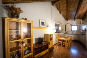 LaspaúlesにあるApartamentos Turísticos Batlle Laspaulesのキッチン(テーブル付)、木製キャビネット