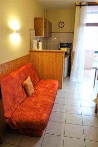 d'un salon avec un canapé et une cuisine. dans l'établissement Résidence thermale de Vernet-les-Bains, à Vernet-les-Bains