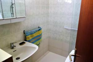 La salle de bains blanche est pourvue d'un lavabo et d'une douche. dans l'établissement Résidence thermale de Vernet-les-Bains, à Vernet-les-Bains