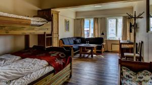 Dale-Gudbrands Gard Kurs & Konferansesenter في Sør-Fron: غرفة نوم مع سرير بطابقين وغرفة معيشة