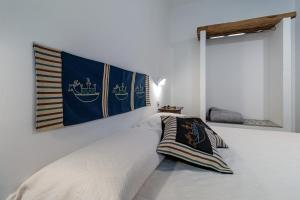 سرير أو أسرّة في غرفة في Ghivine Albergo Diffuso