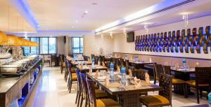 Um restaurante ou outro lugar para comer em Asiana Hotel Dubai
