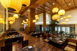 Um restaurante ou outro lugar para comer em Asiana Hotel Dubai