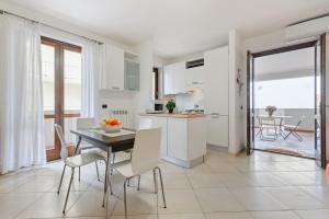 - une cuisine et une salle à manger avec une table et des chaises dans l'établissement Casa Selleri Terrace Apartment, à Lecce
