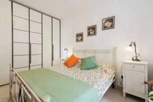 レッチェにあるCasa Selleri Terrace Apartmentの白い壁のベッドルーム1室(ベッド1台付)