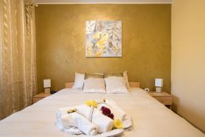 En eller flere senge i et værelse på GOLDEN APARTMENT BANEASA