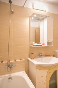Gallery image of GOLDEN APARTMENT BANEASA in Bucharest