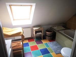 a small bathroom with a colorful floor at LE DOMAINE DE COAT ROGAN L'espace familial in Ploëzal
