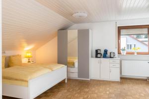 ユーバーリンゲンにあるFerienwohnung Maria Feuchtの広いベッドルーム(ベッド1台、鏡付)