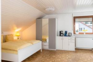 Habitación amplia con cama y espejo. en Ferienwohnung Maria Feucht en Überlingen