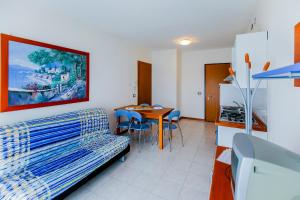 een woonkamer met een bank en een tafel bij Tamerici Lido Altanea in Caorle