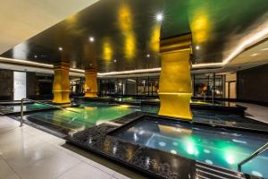 einem Pool in einem Gebäude mit Säulen in der Unterkunft Dune Beach Luxury Suites in Mielno