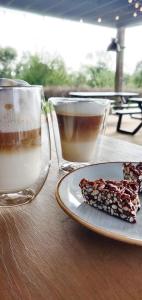 B&B Lisdodde في ليسيفيخي: طاولة مع كوبين من القهوة وصحن من الطعام