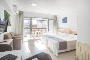 貝尼多姆的住宿－Aparthotel BCL Levante Club，酒店客房设有一张床和一个阳台。