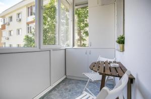 En balkon eller terrasse på GOLDEN APARTMENT BANEASA