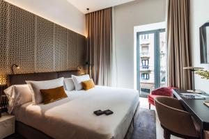 a hotel room with a bed and a desk at Soho Boutique Catedral in Seville