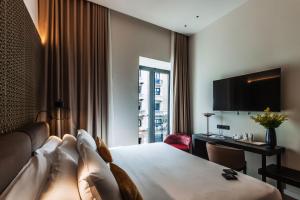 a hotel room with a bed and a desk at Soho Boutique Catedral in Seville