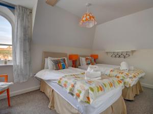 a bedroom with two twin beds and a window at The Old Auction Rooms Lot 2 Central with Private Parking in Whitby