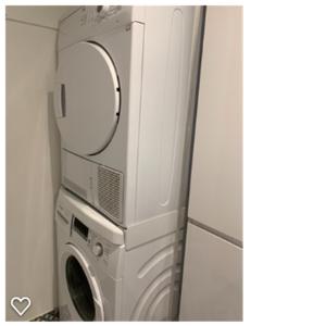 Waschmaschine und Trockner in einer Ecke eines Zimmers in der Unterkunft Marais, 2 pièces luxueux rénové, près rue Bretagne in Paris
