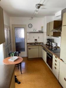 een keuken met een tafel en een aanrecht bij Ferienwohnung Anke Kaufmann in Miltenberg