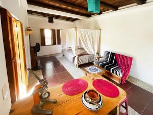a living room with a table and a couch at Departamentos Éxodo in San Pedro Pochutla