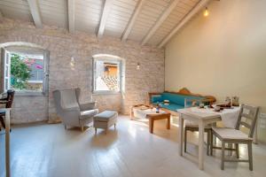 Posezení v ubytování Lakka Stone House 1