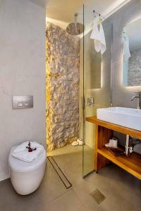 ein Bad mit einem WC und einem Waschbecken in der Unterkunft Lakka Stone House 1 in Gaios