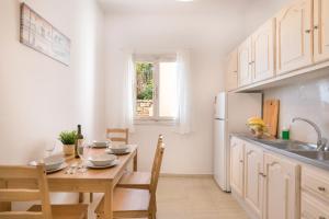 Kuchyň nebo kuchyňský kout v ubytování Luna Apartments Corfu
